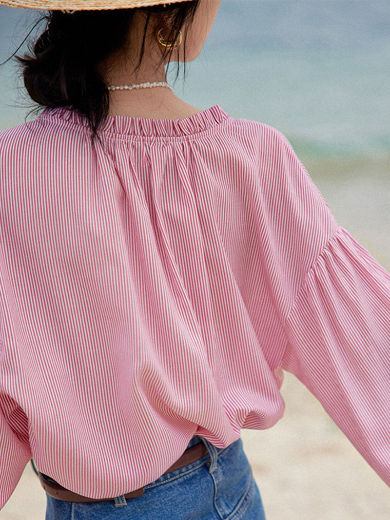Sophie – Lässige Bluse mit Rüschenausschnitt und Knopfleiste vorne