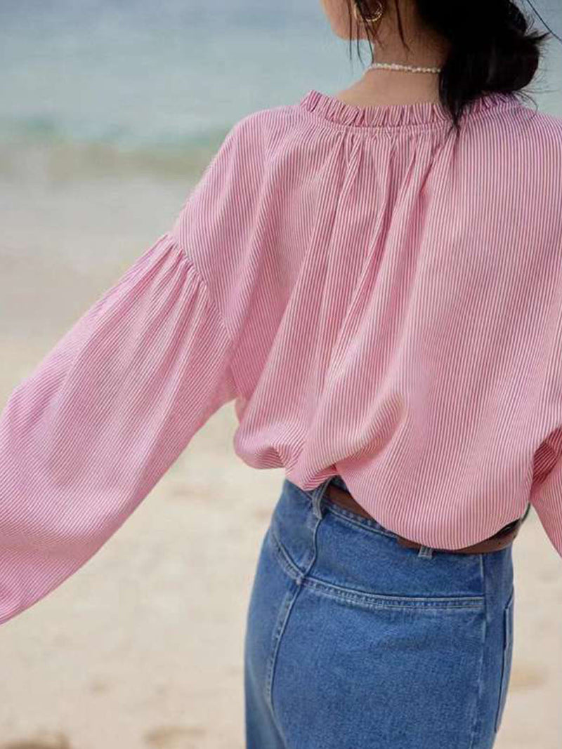 Sophie – Lässige Bluse mit Rüschenausschnitt und Knopfleiste vorne