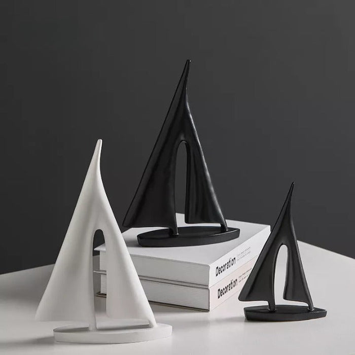 SailWhisper – Segelboot Skulptur für elegantes und modernes dekoratives Ausstellungsstück