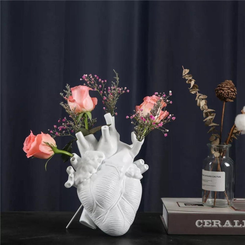 VeraForm – Herzförmige Vase mit skulpturalem Entwerfen für moderne Wohnakzente