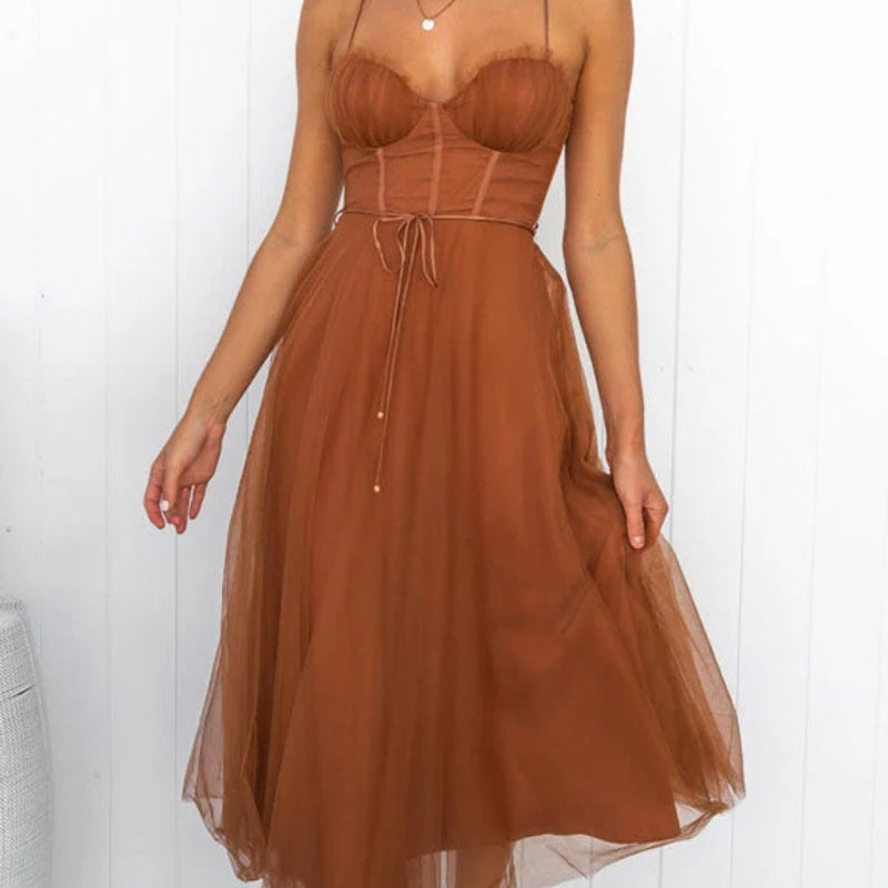 Bente – Modisches rückenfreies Maxikleid mit Spaghettiträgern für einen einzigartigen Look