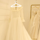 LumaHook – LED beleuchtete Kleiderbügel für einfache Schranknavigation