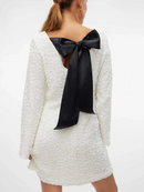 Anna – Stilvolles Langarmkleid mit Rundhalsausschnitt und Schleifendesign