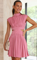 Alisa – Stilvolles ärmelloses Plissee Minikleid mit Ausgeschnitten Entwerfen