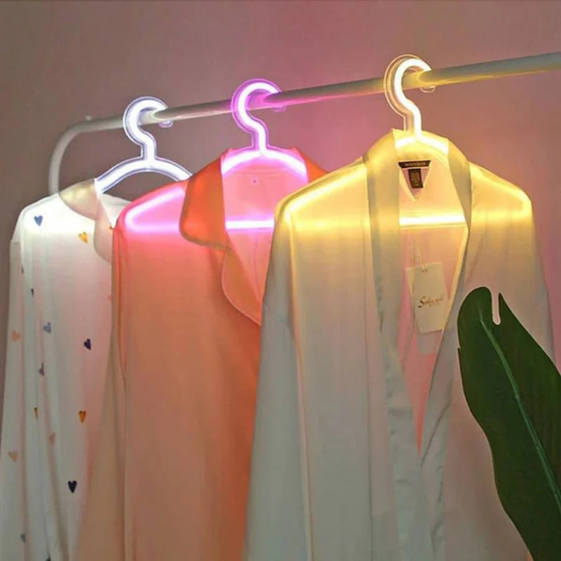 LumaHook – LED beleuchtete Kleiderbügel für einfache Schranknavigation
