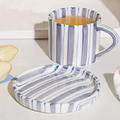 StripeSip – Auffällige gestreifte Tasse mit passendem Teller