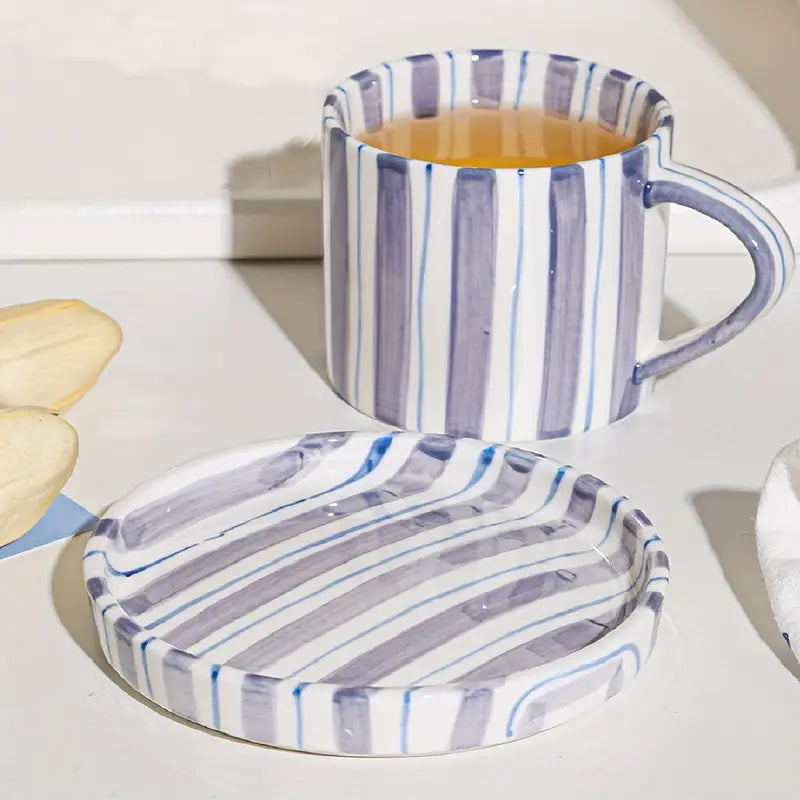 StripeSip – Auffällige gestreifte Tasse mit passendem Teller