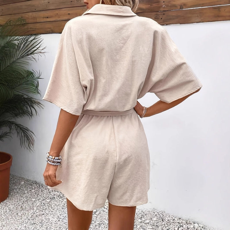 Elena – Leichter Kurzarm Jumpsuit mit Gürtel Taille und Knopfverschluss