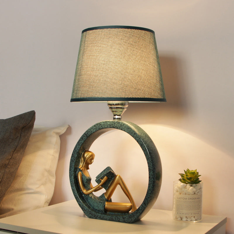 BookLume – Moderne Lesemädchen Tischlampe für charmante Dekoration