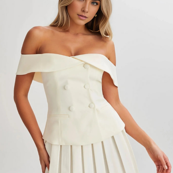 Elena – Off-Schulter-Kleid mit Faltenrock und modernem Design