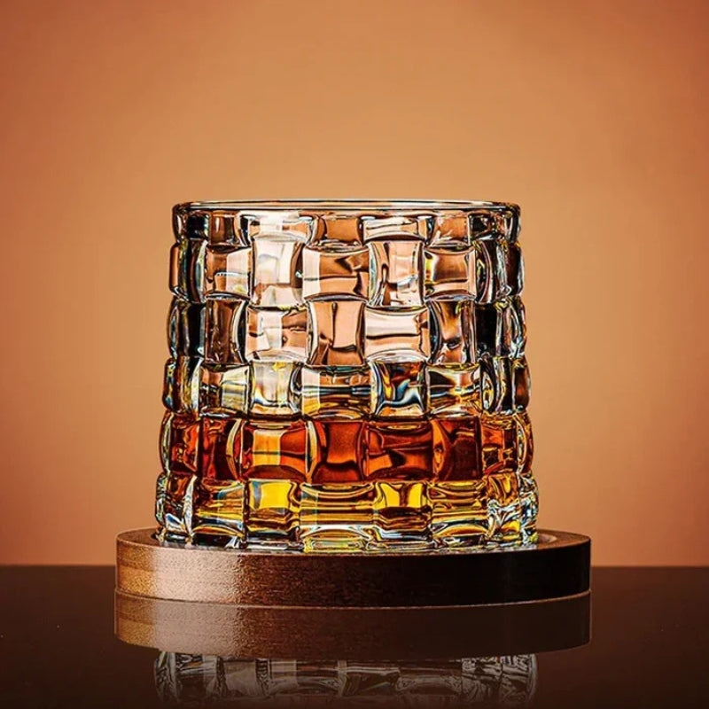 WhiskeySpin – Whiskyglas mit drehbarem Boden für einzigartiges Trinken