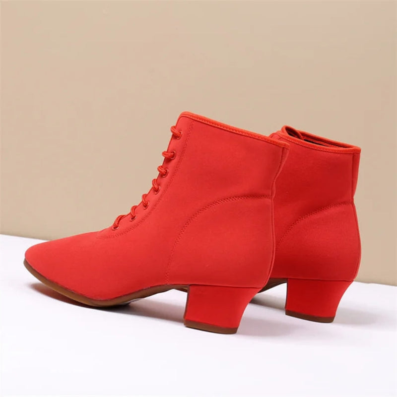 Gerda - Strapazierfähige Stiefel mit flachem Absatz und verstellbaren Schnürsenkeln