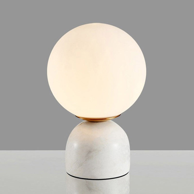 GlowNest – Moderne Tischlampe mit rundem Design und stabilem Sockel
