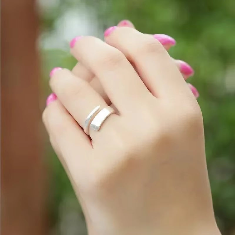Selina – Minimalistischer offener Ring mit schlankem und verstellbarem Banddesign