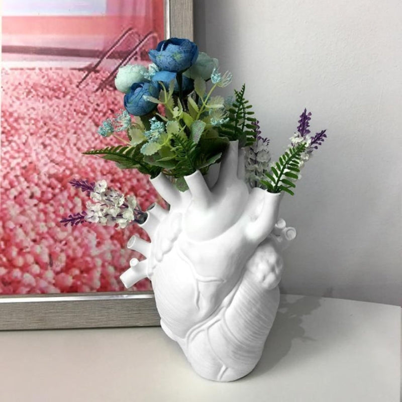 VeraForm – Herzförmige Vase mit skulpturalem Entwerfen für moderne Wohnakzente