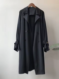 Clara - Langer Trenchcoat mit Reverskragen Knöpfen und langen Ärmeln
