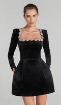 Melina - Modisches Minikleid mit eckigem Kragen und langen Ärmeln