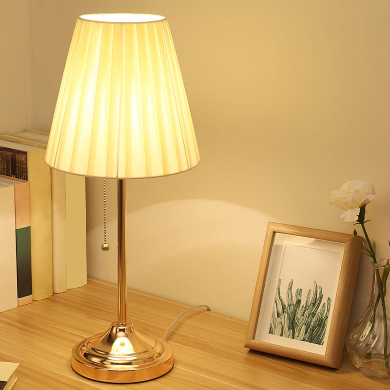 AstralBeam – Einzigartige Tischlampe mit Empire-Schirm und Zugkette