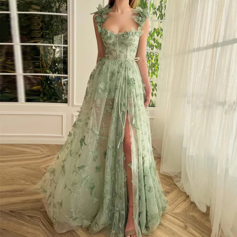 Eliza – Fließendes ausgestelltes Kleid mit floralen Akzenten und taillierter Taille