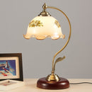 VintaLume – Einzigartige LED Schreibtischlampe mit floralem Sockel und mattiertem Schirm