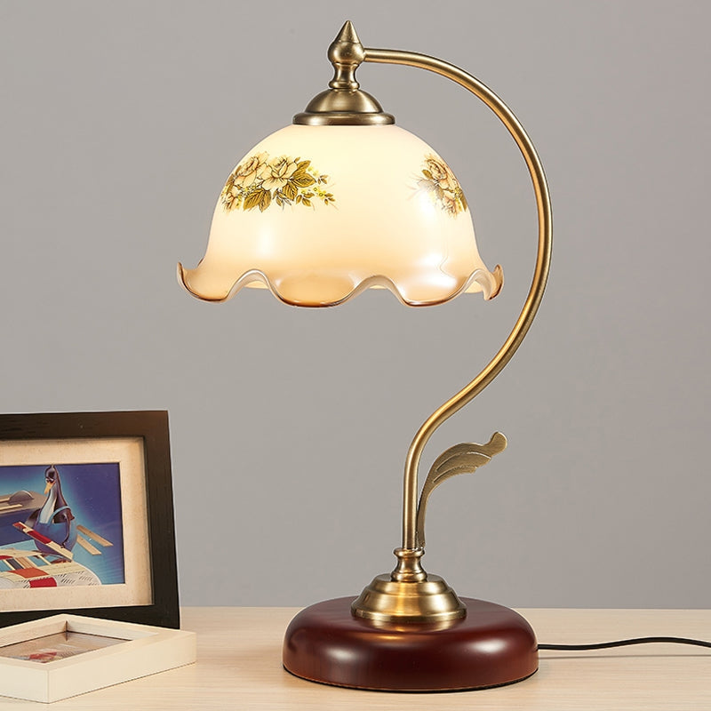 VintaLume – Einzigartige LED Schreibtischlampe mit floralem Sockel und mattiertem Schirm
