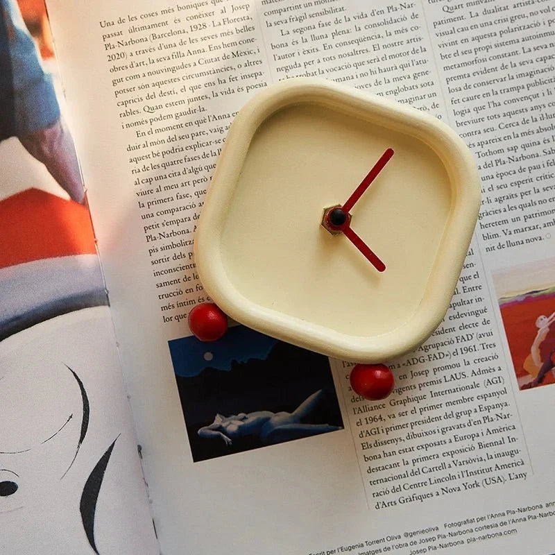 TimeForm – Minimalistischer quadratischer Tischwecker mit modernen stillen Motiven