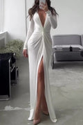 Chloé – Elegantes Plissee-Kleid mit V-Ausschnitt, schmeichelnder Silhouette und fließendem Schnitt