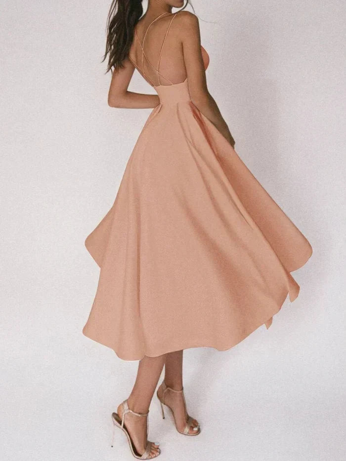 Emilia – Stilvolles Kleid mit V Ausschnitt Spaghettiträgern und gekreuztem Rücken