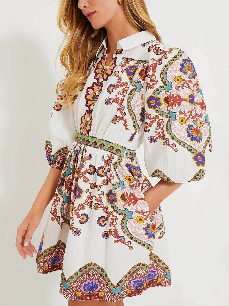 Nina – Kurzes Kleid mit Knopfleiste, Puffärmeln und gemustertem Design