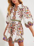 Nina – Kurzes Kleid mit Knopfleiste, Puffärmeln und gemustertem Design