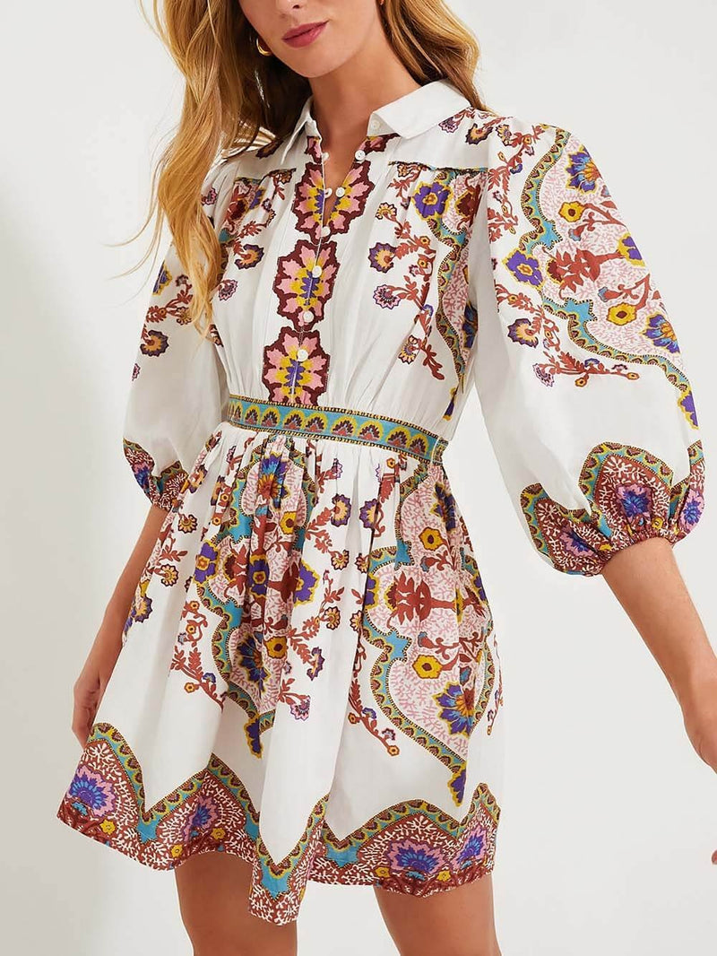Nina – Kurzes Kleid mit Knopfleiste, Puffärmeln und gemustertem Design