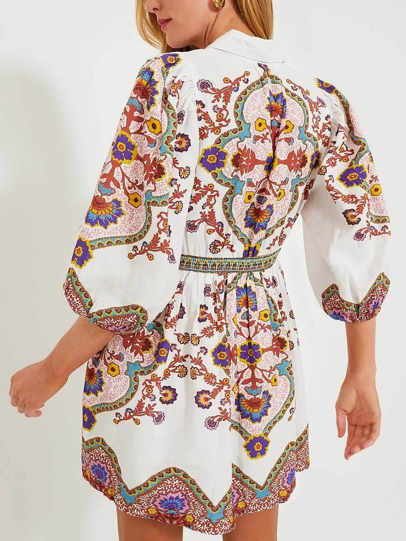 Nina – Kurzes Kleid mit Knopfleiste, Puffärmeln und gemustertem Design