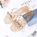 Carly - Freche flipflop Hausschuhe mit dekorativen Nieten und flacher Sohle