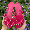 Carly - Freche flipflop Hausschuhe mit dekorativen Nieten und flacher Sohle