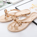 Carly - Freche flipflop Hausschuhe mit dekorativen Nieten und flacher Sohle