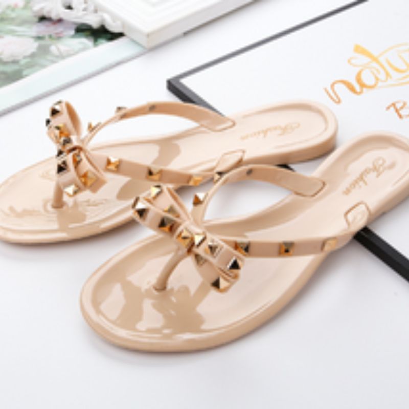Carly - Freche flipflop Hausschuhe mit dekorativen Nieten und flacher Sohle