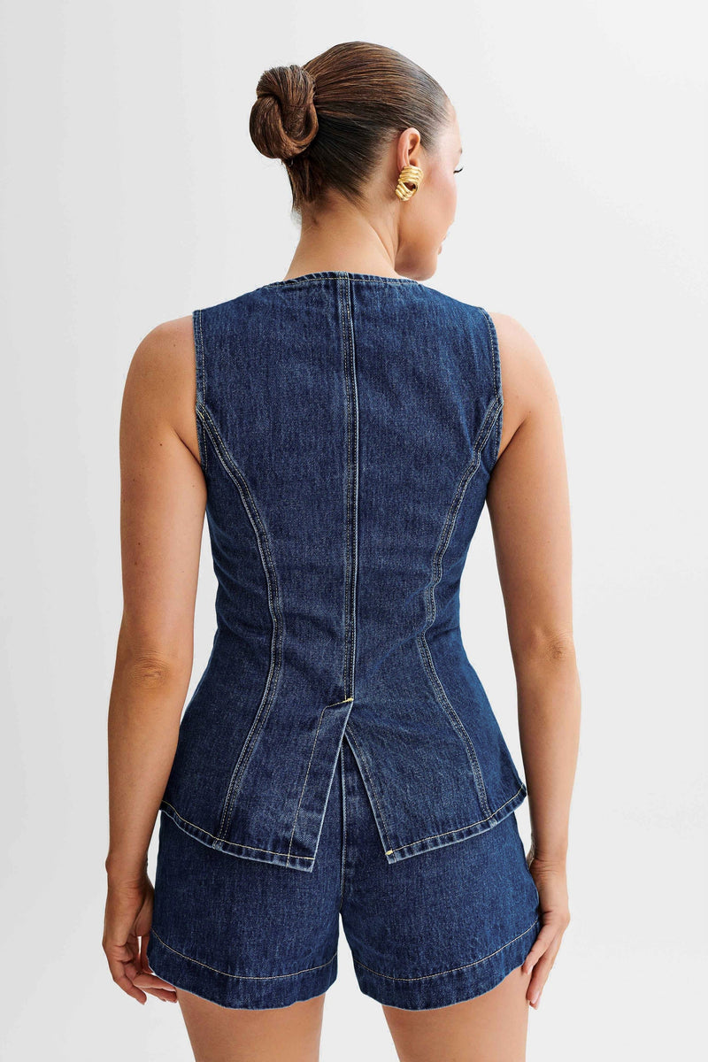 Rhea – Taillierte ärmellose Weste mit Fronttaschen und taillierten Shorts