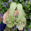 Carly - Freche flipflop Hausschuhe mit dekorativen Nieten und flacher Sohle
