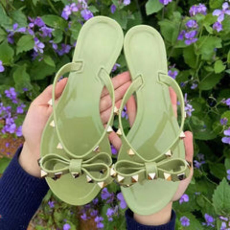 Carly - Freche flipflop Hausschuhe mit dekorativen Nieten und flacher Sohle