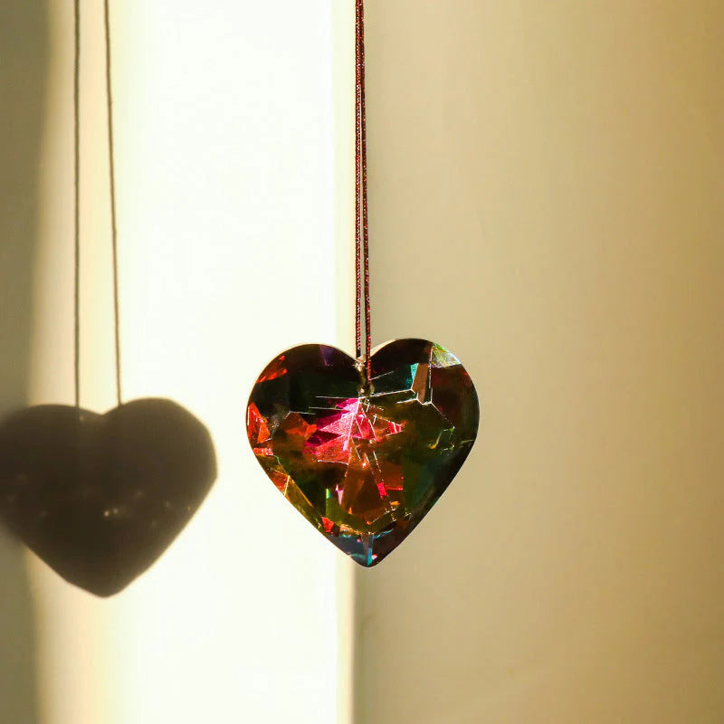 HeartGlow – Dekorativer herzförmiger Sonnenfänger mit einzigartigem Anhängerdesign