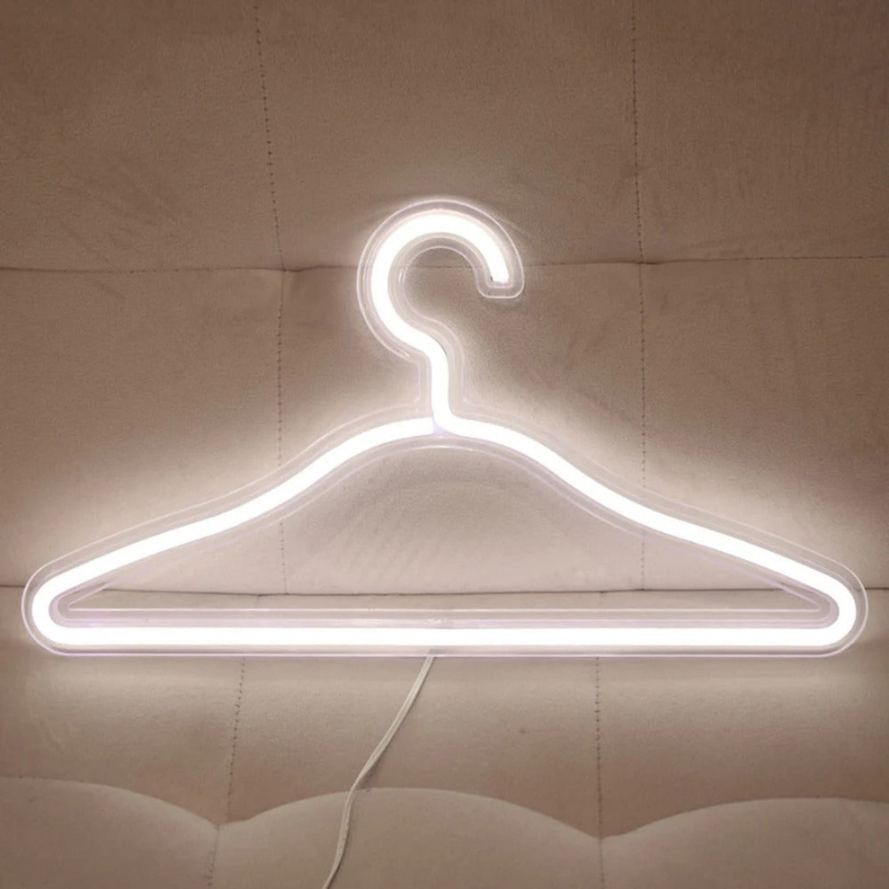 LumaHook – LED beleuchtete Kleiderbügel für einfache Schranknavigation