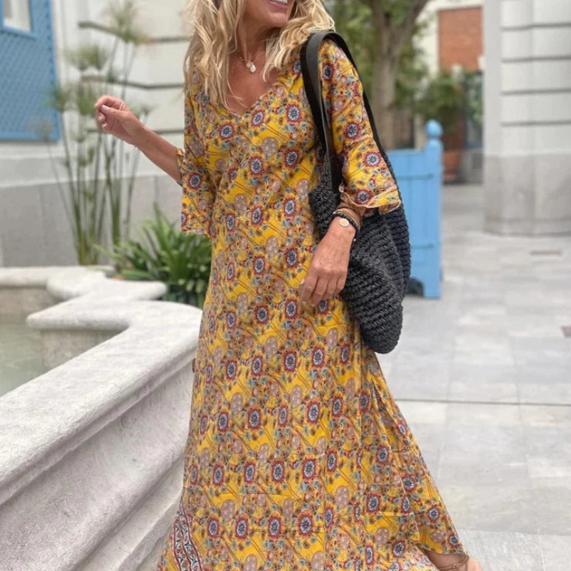 Aria - Fließendes Maxikleid mit Schaufelausschnitt und künstlerischen Mustern