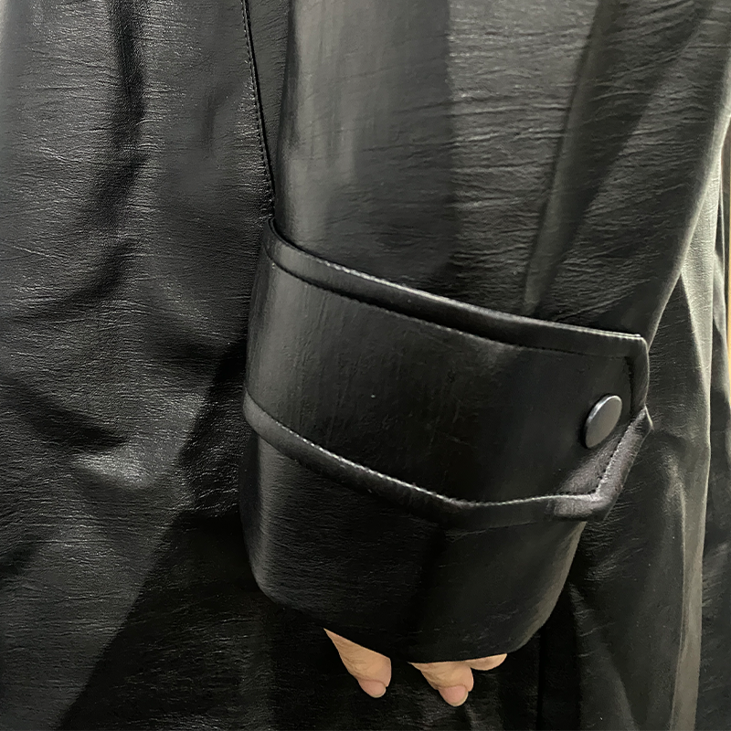 Felix - Lässiger knielanger doppelreihiger Trenchcoat mit langen Ärmeln und Taschen