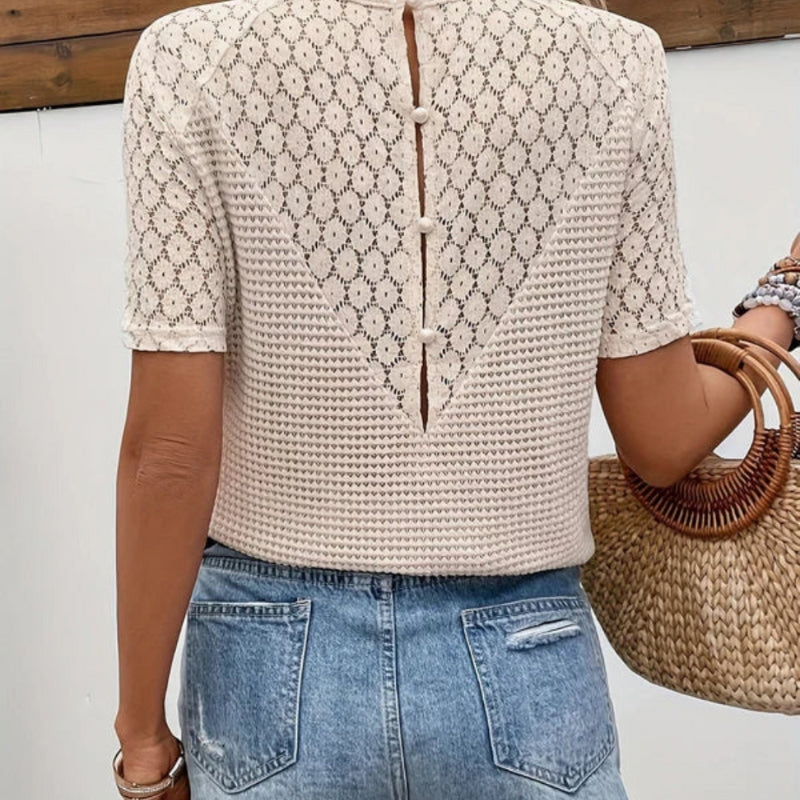 Hanna – Elegante Bluse mit V Ausschnitt kurzen Ärmeln und einzigartigem Rückendesign
