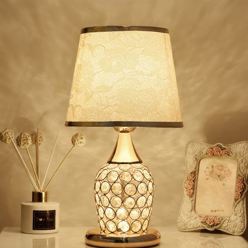 AuraGlow – Elegante von Urnen inspirierte dekorative Tischlampe