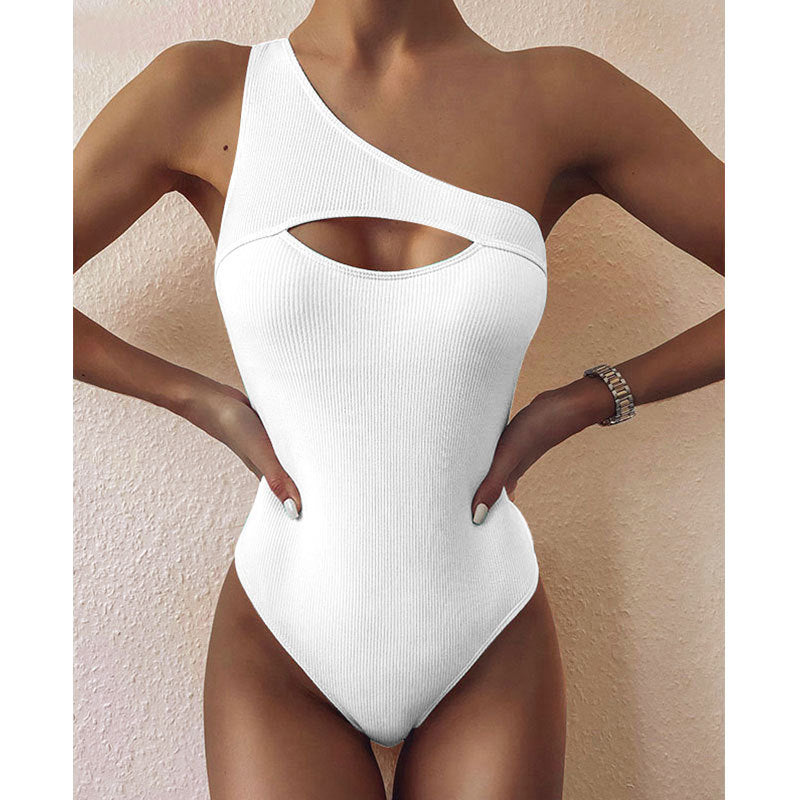Raya – Eleganter Badeanzug mit Cut-Out vorne und hohem Beinausschnitt