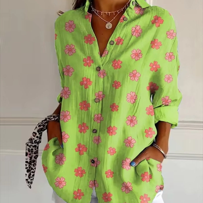 Clara – Langärmlige Blumenbluse mit Umlegekragen und Knopfleiste