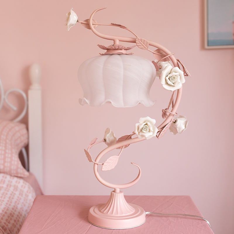 GlowBlossom – Elegante Tischleuchte mit zartem Rosendesign und beruhigendem Licht