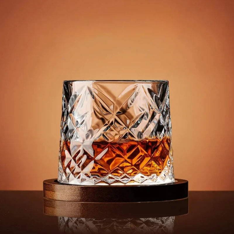 WhiskeySpin – Whiskyglas mit drehbarem Boden für einzigartiges Trinken