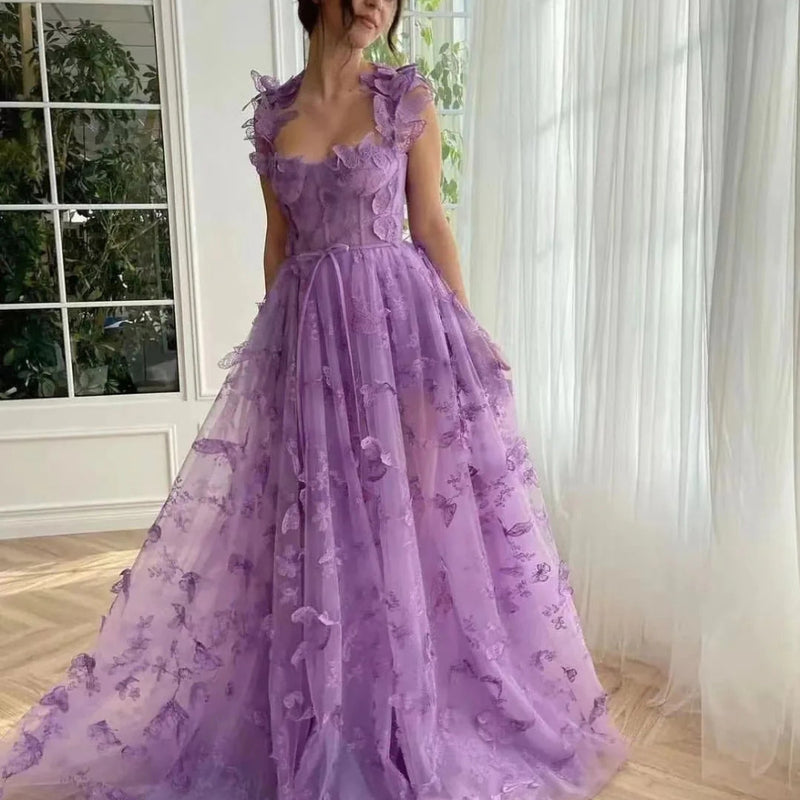 Eliza – Fließendes ausgestelltes Kleid mit floralen Akzenten und taillierter Taille